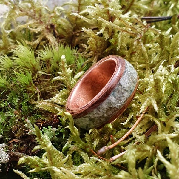 pierścionek z drewna orzecha