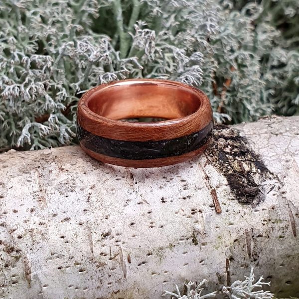 pierścionek z drewna orzecha