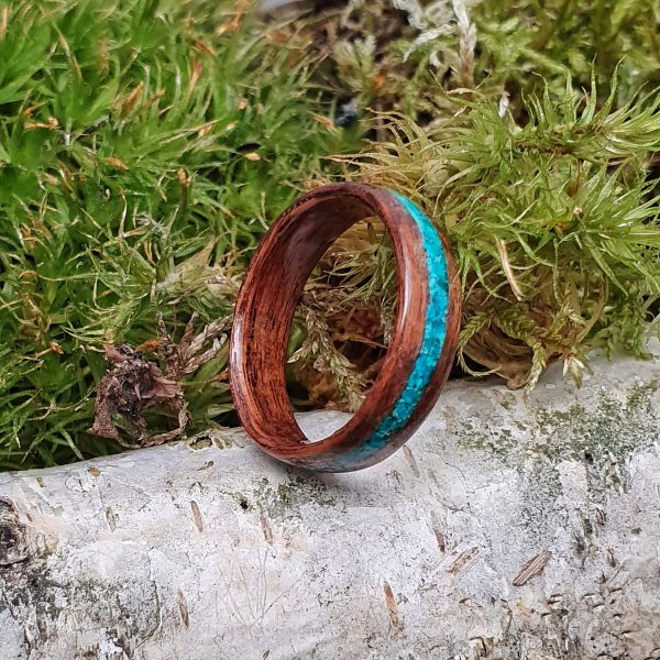 pierścionek z drewna orzecha