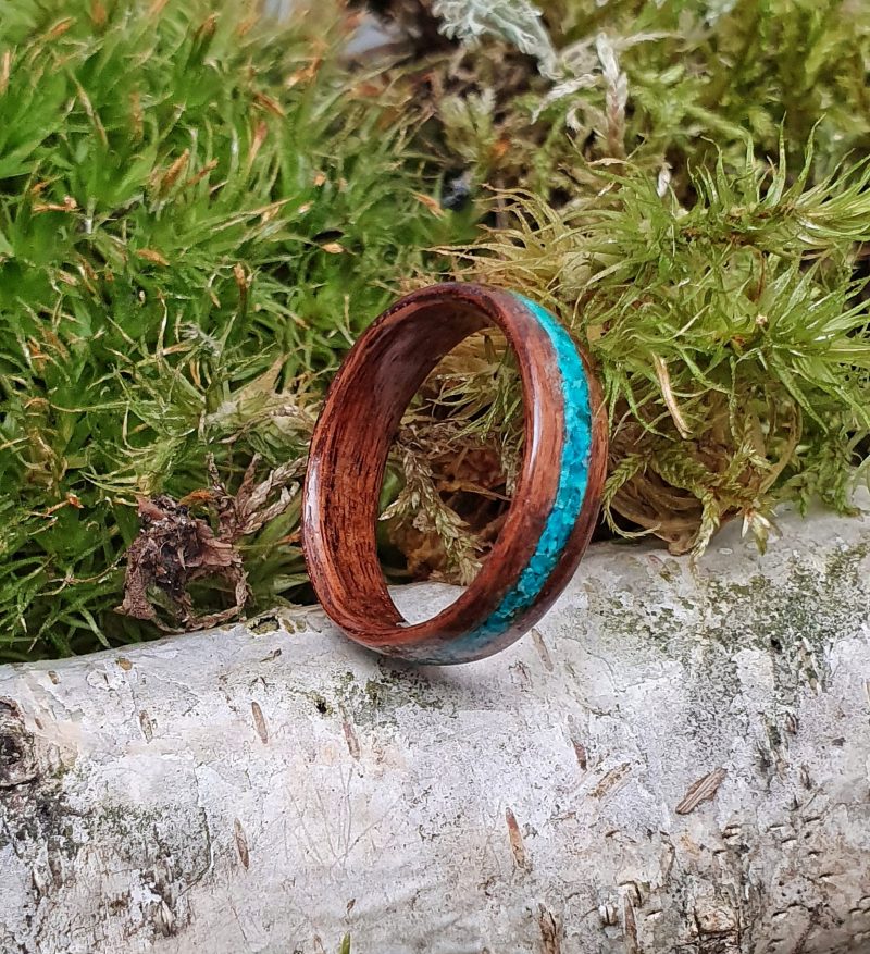pierścionek z drewna orzecha
