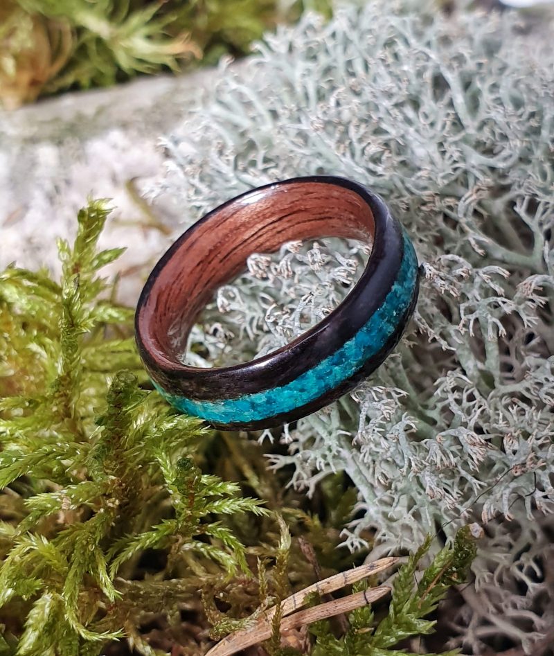 pierścionek z drewna orzecha