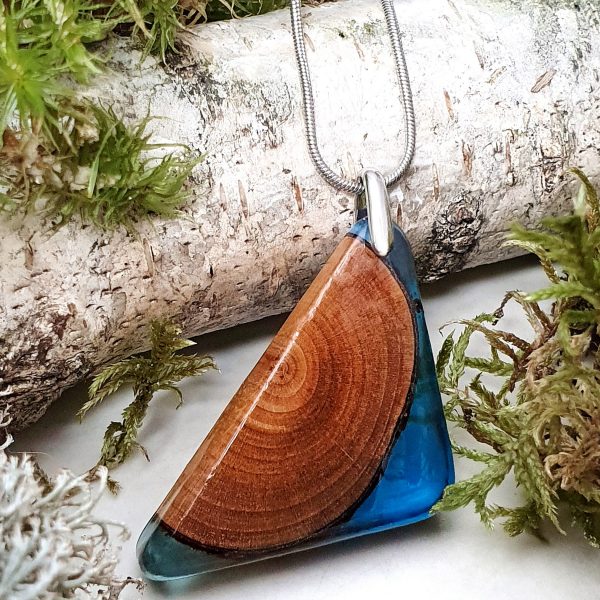 wisiorek z drewna grabu