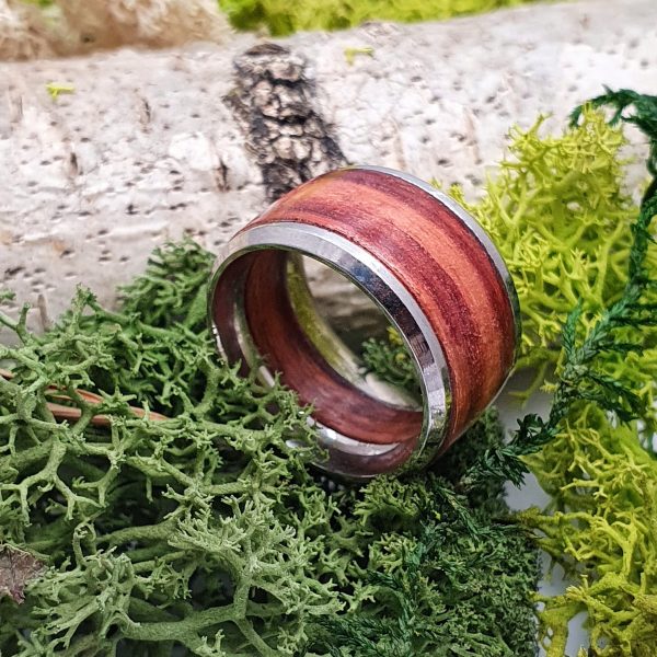 pierścionek z drewna różanego