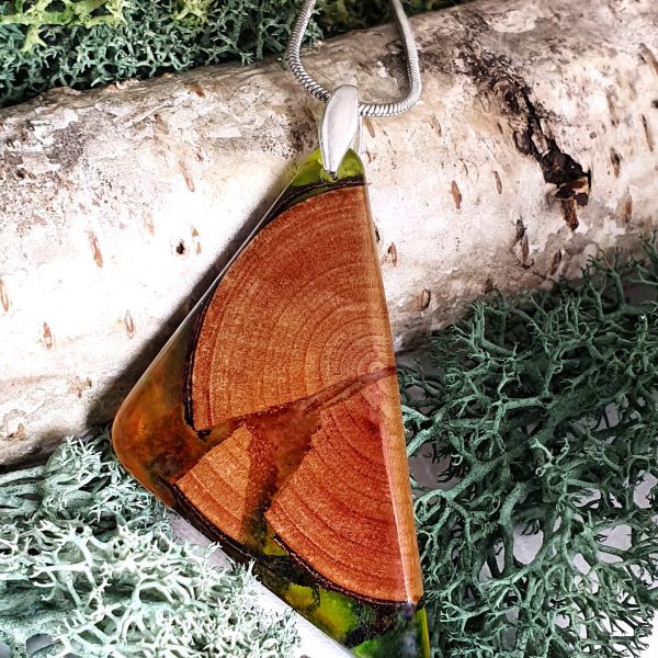 wisiorek z drewna grabu