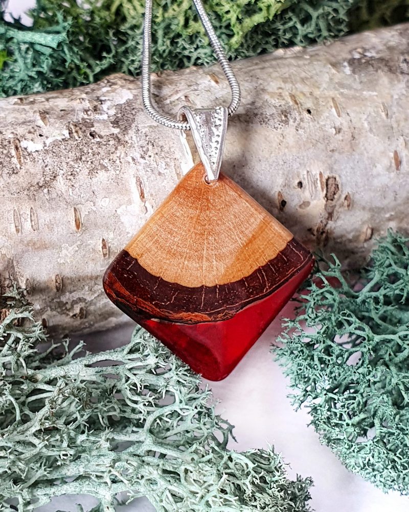 wisiorek z drewna akacji