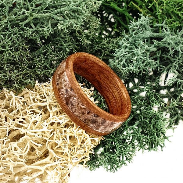 pierścionek z drewna jabłoni