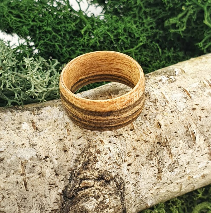 pierścionek z naturalnego drewna