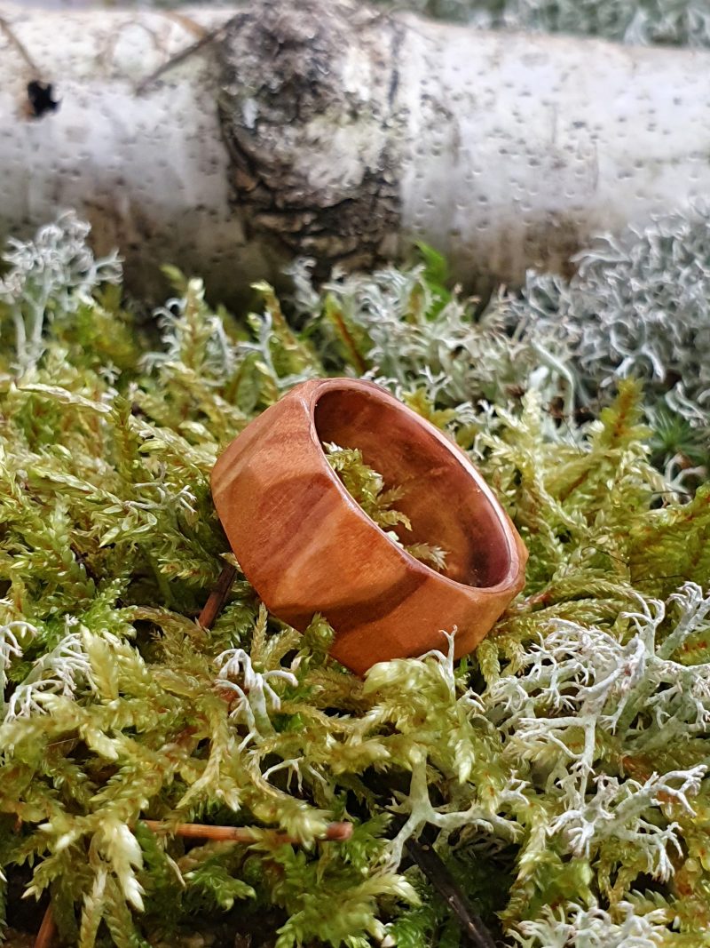 pierścionek z drewna oliwnego