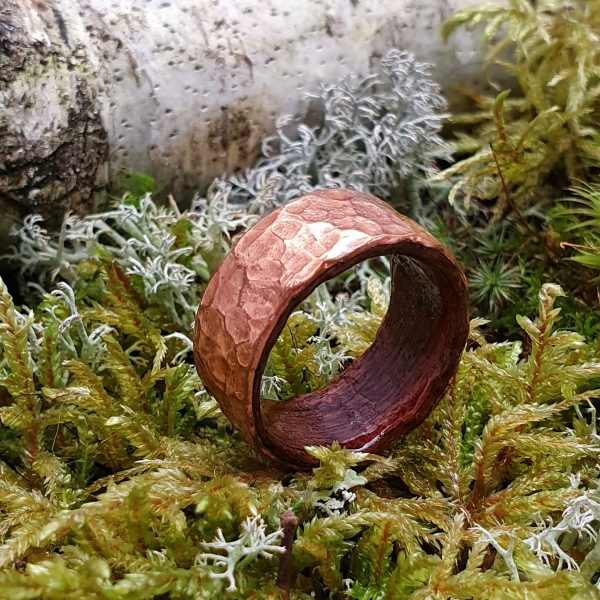 Pierścionek z drewna mahoniu i miedzi