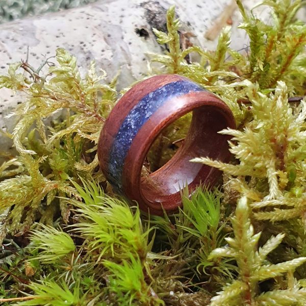 pierścionek z drewna mahoniu