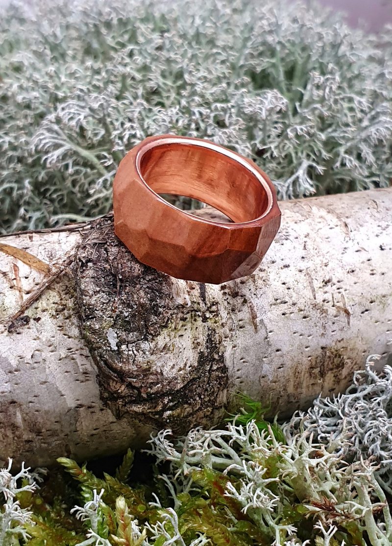 pierścionek z drewna wiązu