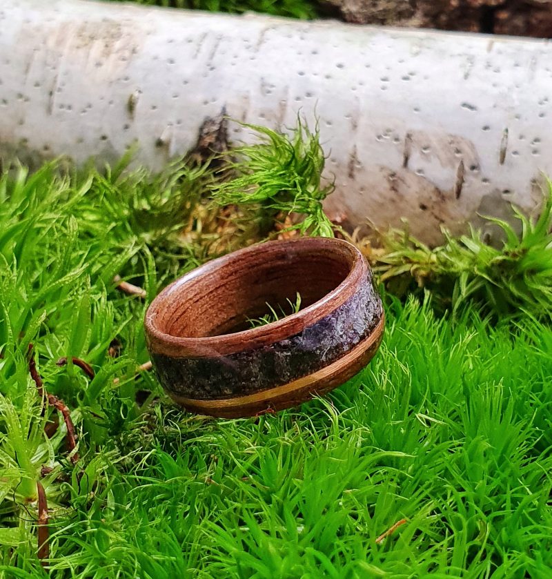 pierścionek z drewna orzecha