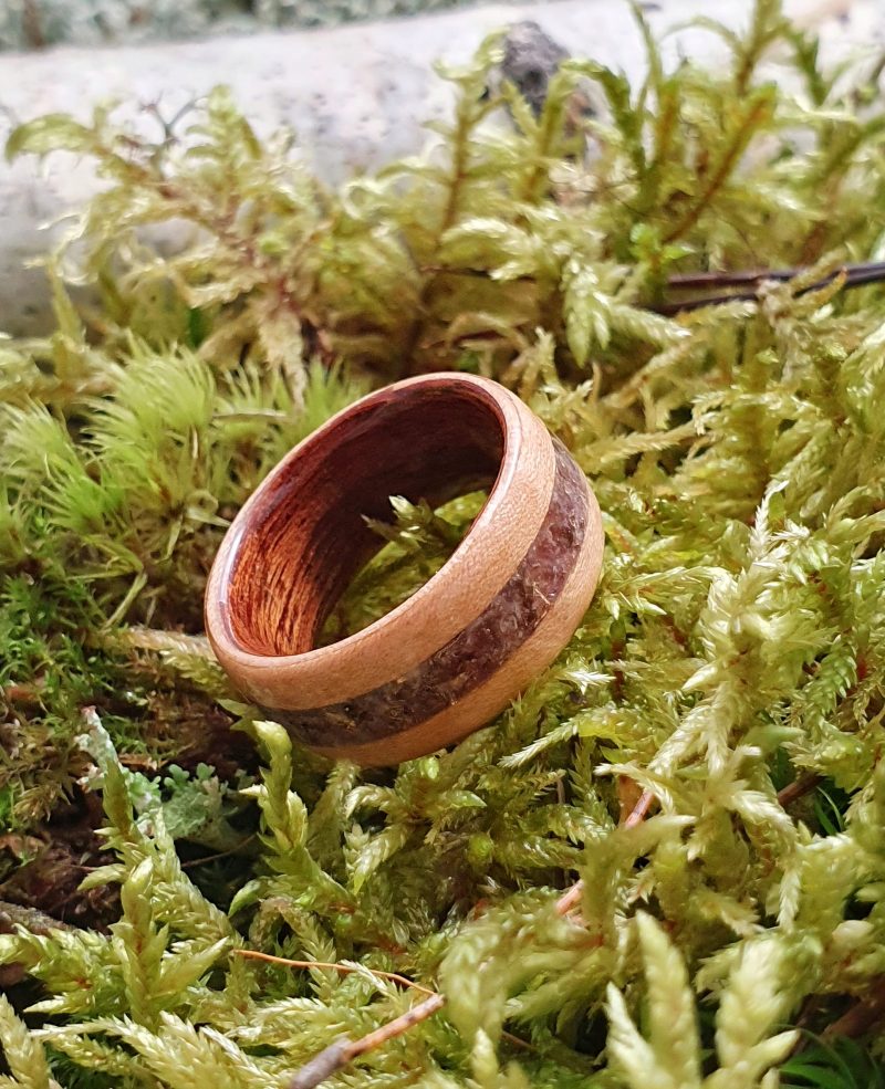 pierścionek z drewna mahoniu