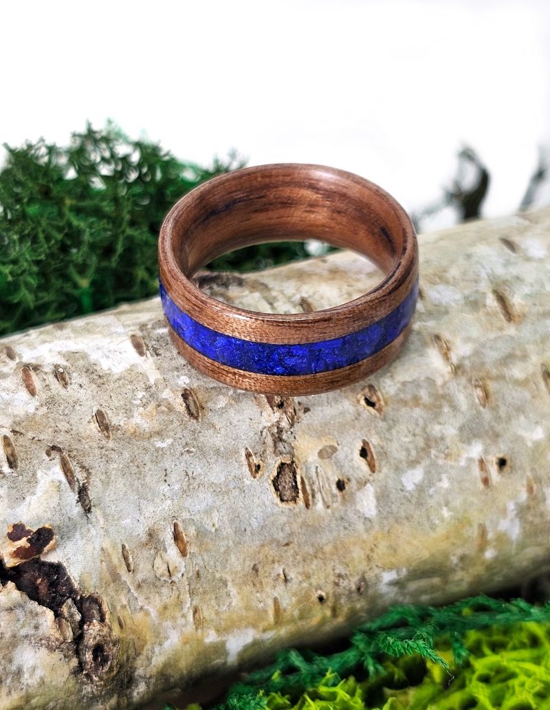 pierścionek z drewna orzecha