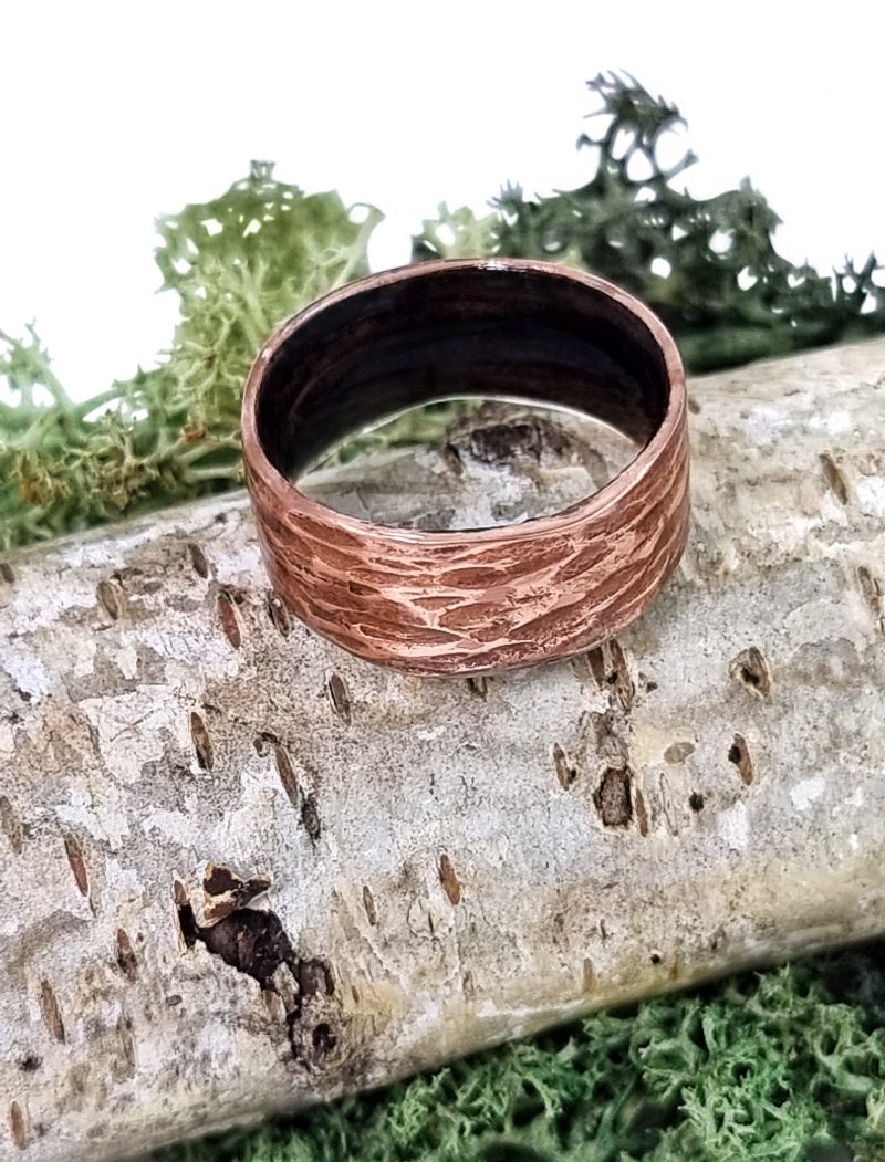 pierścionek z drewna hebanu